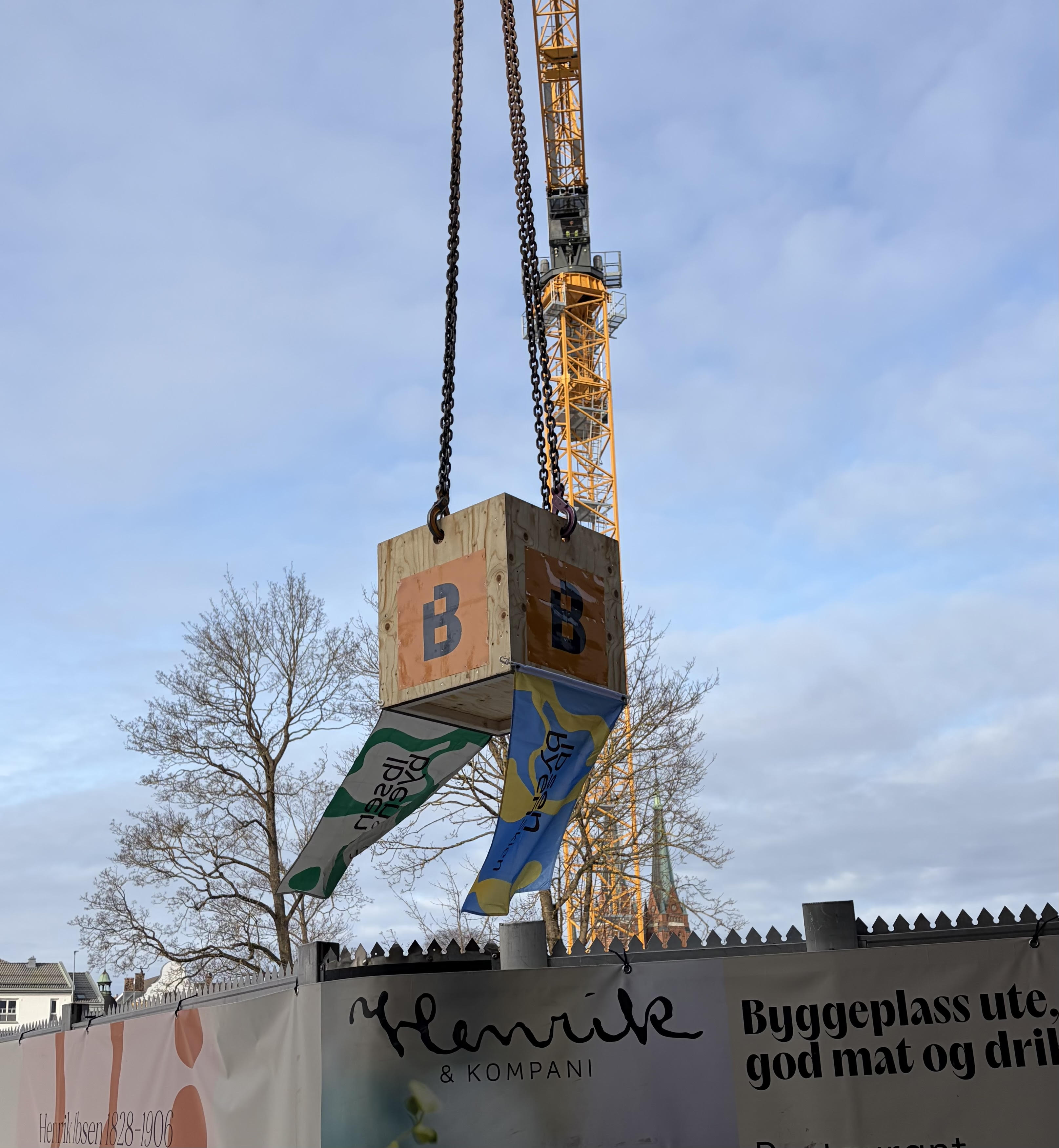 Boksen med tidskapsel heises ned i jorda