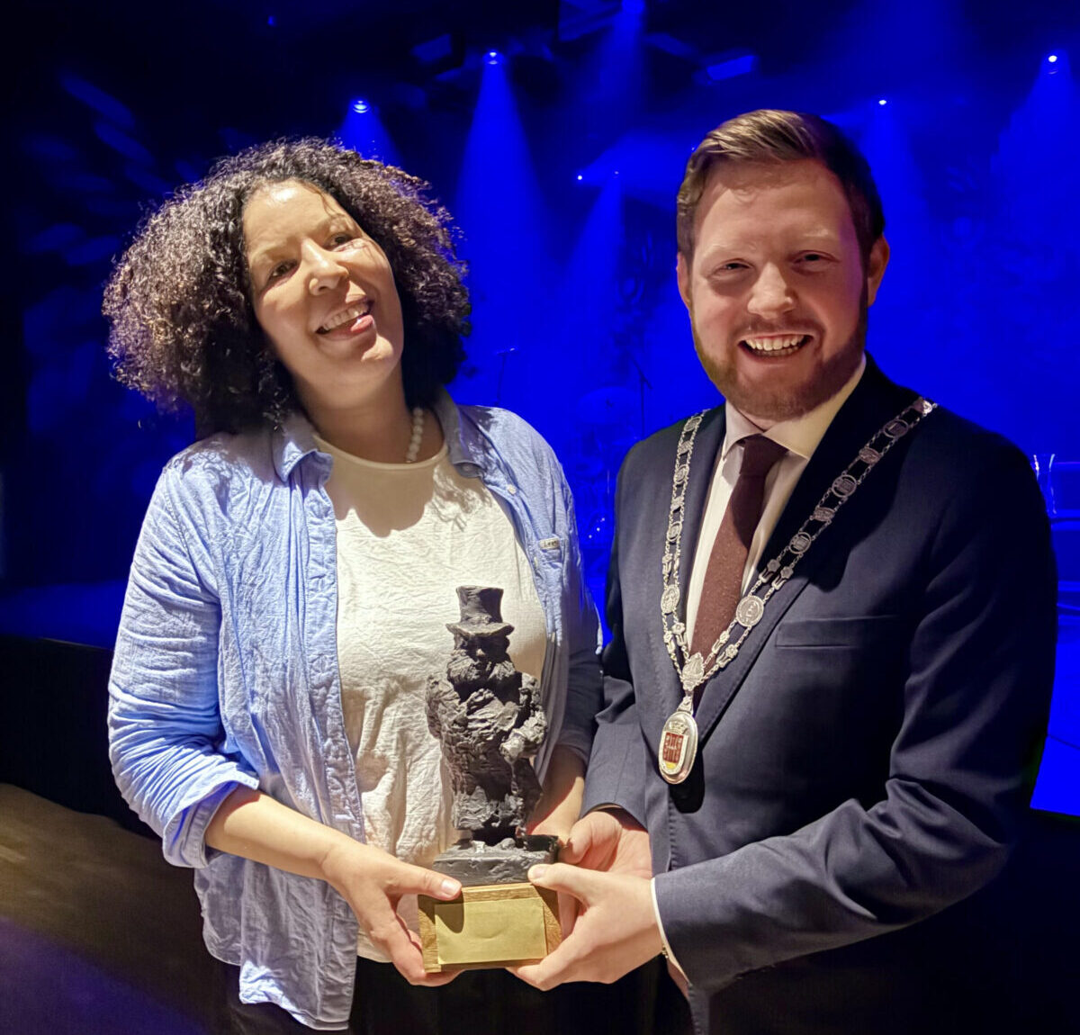 Prisvinner Linda Gathu og ordfører Marius Roheim Aarvold.