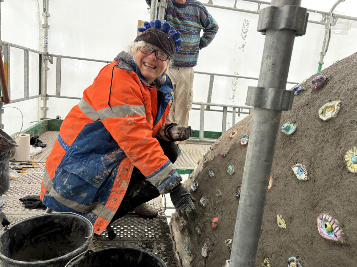 Kunstner Marit Benthe Norheim renoverer Rottejomfruen.